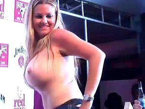 Une bombe à gros seins immerge son corps voluptueux dans un jacuzzi