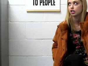  L'agent de sécurité Rusty Nails interroge Chloe Cherry fraîche