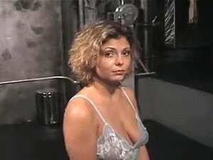Salope bâillonnée aime le BDSM