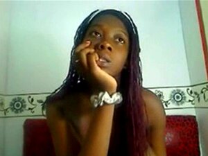 Une nana ébène à gros seins taquine sur webcam