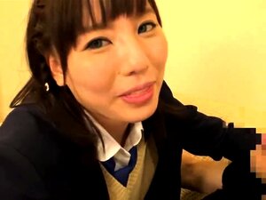 Une mignonne japonaise en collants avoue sa passion pour la viande