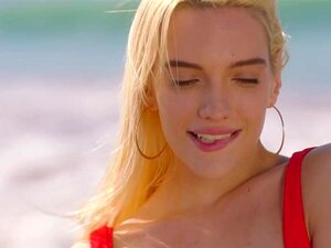 Le sexe blond femdom-déesse kenna james' traque les plages