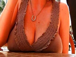 La nana aux gros seins naturels Sara Stone en pleine exhibition