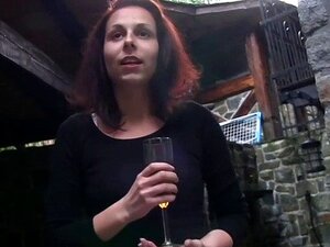 Un touriste baise un amateur en plein air. Le touriste s'ennuyait