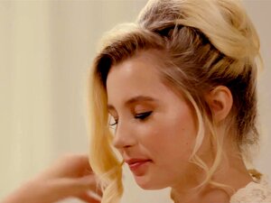 GIRLSWAY Cougar Julia Ann baise la future mariée Carolina Sweets