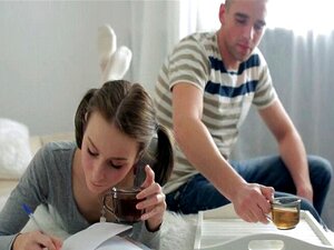 Nouvelle colocataire goûte ses lèvres de chatte soyeuses