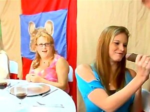 Petite fille se fait baiser la chatte