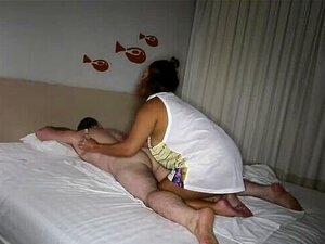 Une masseuse thaïlandaise amateur BBW satisfait son client