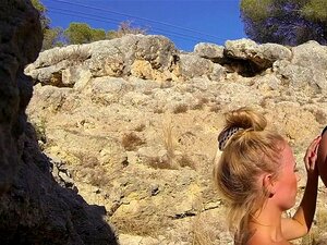 Une blonde européenne mince lèche le cul d'une fausse bite en plein