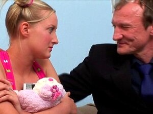 Cuillère cochonne avec le prof. Une douce nana se fait prendre en