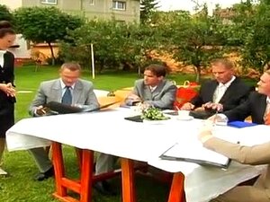 Carina suce 5 queues dans cette vidéo dp gangbang. Un membre ne