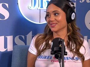 Rebecca a une orgie avec 3 filles, a mis un harnais et l'a baisé Juan