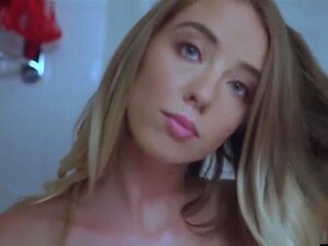 Une mignonne sexy et chaude profite d'un gangbang incroyable avec une