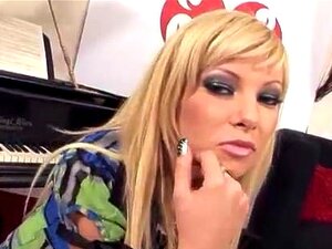 Milfs Buddies - Deux MILFs excitées et surexcitées écartent leurs