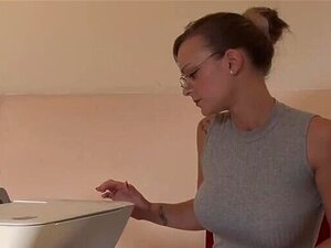 Tiffany va au garage pour se faire baiser comme il faut