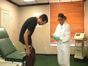 Une doctoresse à gros seins guérit une énorme trique