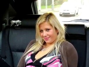 Blonde chaude baisée dans un parking public dans un faux taxi. La
