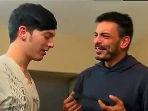 Un garçon gay crie quand son spot touche au porno. Le beau-père