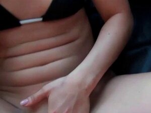 Petite mignonne se retrouve bourrée d'une grosse queue en chaleur