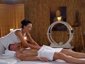 Massage de bite huilée avec une chaude roumaine