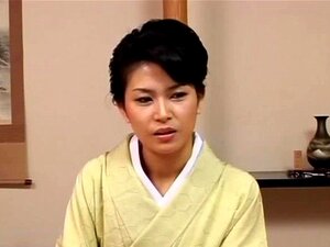 Une fille japonaise kimono se fait sauter par un tigre - Médias du