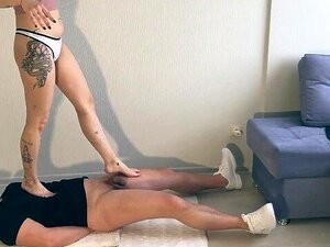 Une mignonne tatouée donne un tramplimg