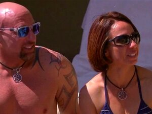 Des échangistes coquins se détendent près de la piscine. Le