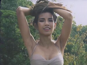  La mignonne aux seins naturels énormes Mila Azul a posé totalement