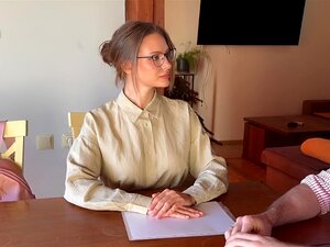 Une nounou corrompue élargit ses jambes et gicle juteusement pour le