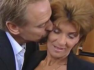 Une rousse mature allemande se fait pilonner