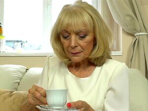 Mamie cougar penchée et se fait baiser en levrette