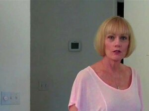 À la maison avec une grand-mère en chaleur
