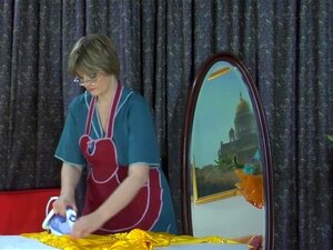 Film de Superbes Matures : Leonora et Rolf. Voici la bonne en chaleur