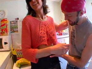 La bourgeoise se fait chatouiller et baiser comme une grosse salope
