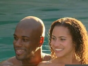 Un couple échangiste interagit avec une paire possible pour faire un