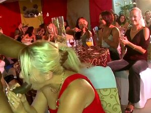 Vraie soirée interracial CFNM avec pipe d'une blonde. Vraie soirée