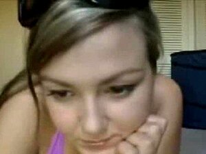 Mignonne nana amateur dans un show de sexe en direct sur webcam (10)