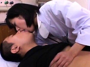 La doctoresse en chaleur Shinobu se fait baiser par son patient et