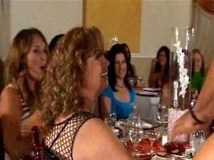 07 Les MILFs prennent des giclées au visage lors d'une soirée sexe