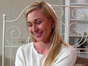 Une brune surprend une blonde avec des fleurs et un gode-ceinture. La