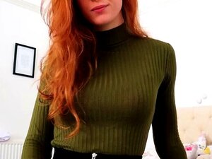 La mignonne webcam se déshabille et se masturbe pour son copain