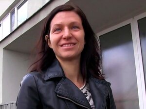 Un mec baise une chatte poilue en plein air, l'agent de casting a