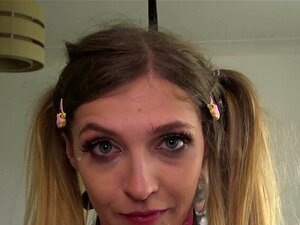Petite chatte mignonne étirée et dominée par une bite de dom.