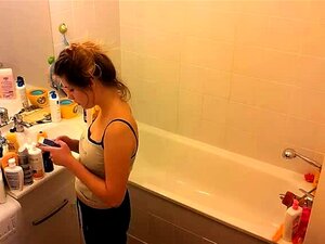 Voyeur des toilettes espionnant une jolie nana avec un cul fabuleux