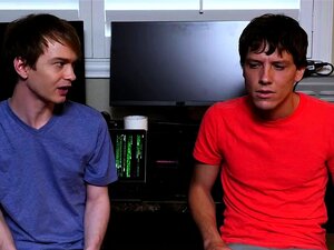 Deux petites nerds se font doublement baiser par une MILF latina aux