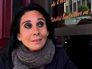 Femme blonde chaude gémit de plaisir avec une bite dans le cul