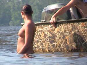 Babe avec de belles courbes montre son côté sexy aux gens, des gens