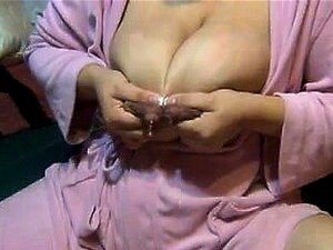 Maman allaitante avec des énormes tétons Vivan d'onmilfcom