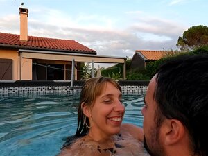 Ce mec enlève soudainement mon bikini pour me défoncer dans la