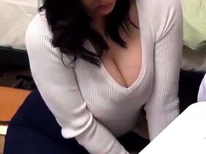 Modèle asiatique amateur avec de gros seins se faisant baiser